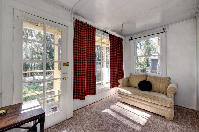 Building Photo - Adorable Home Available June 26th!