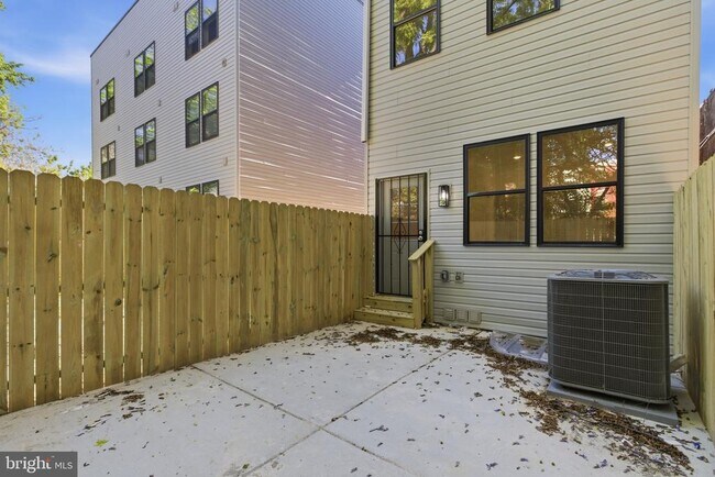 Building Photo - 2310 N Sydenham St