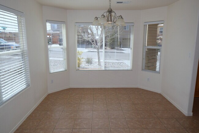 Building Photo - Amazing 3 Bedroom Home Near KAFB!
