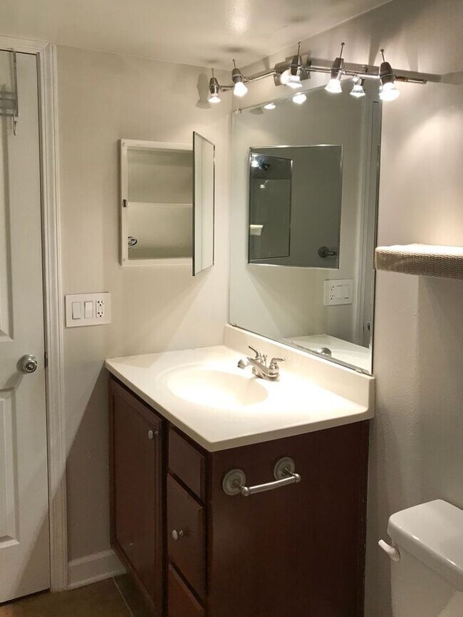 Building Photo - Beautiful 2/2 Condo with Water and Full Se...