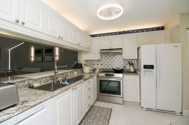 Building Photo - 5767 Deauville Cir