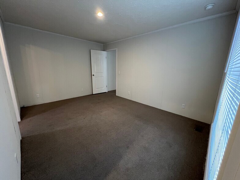 Building Photo - 15962 Villaire Ave