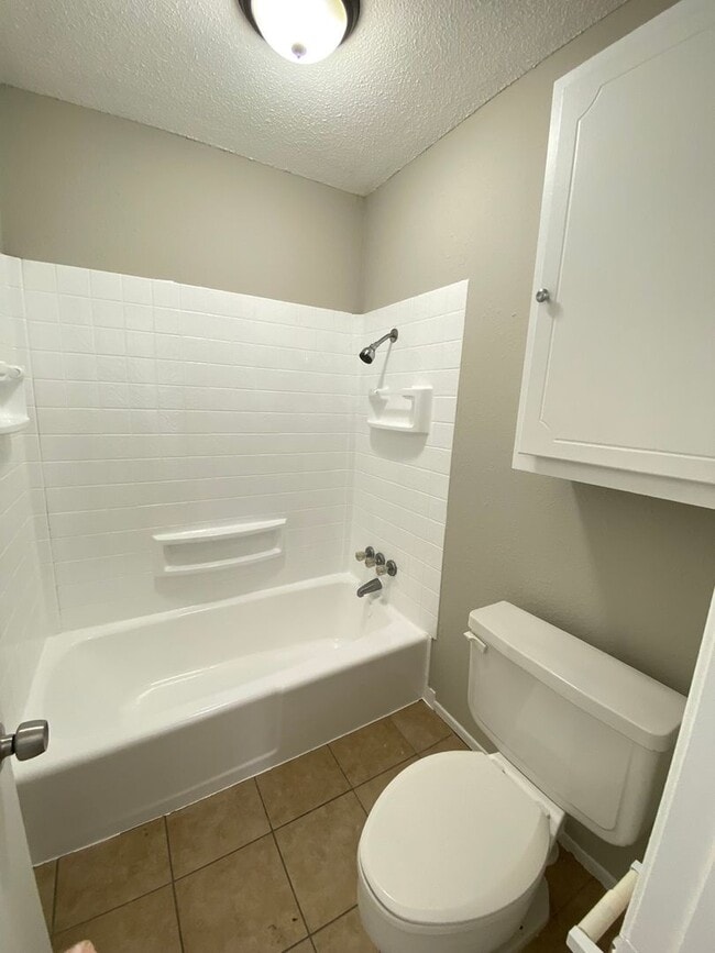 Building Photo - Spacious 1 BED 1 BATH
