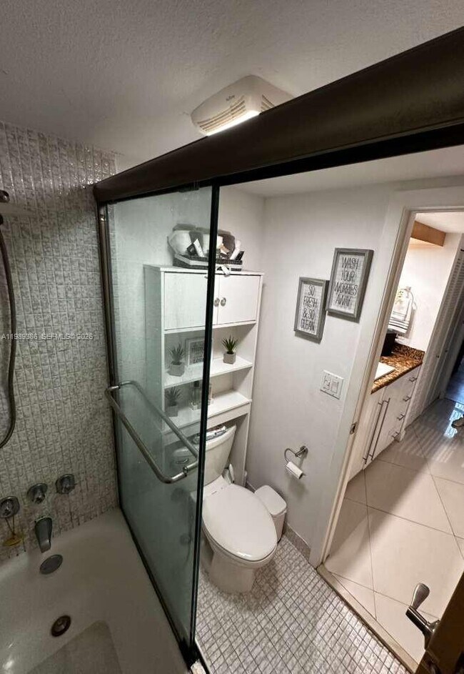 Building Photo - 3401 N Country Club Dr