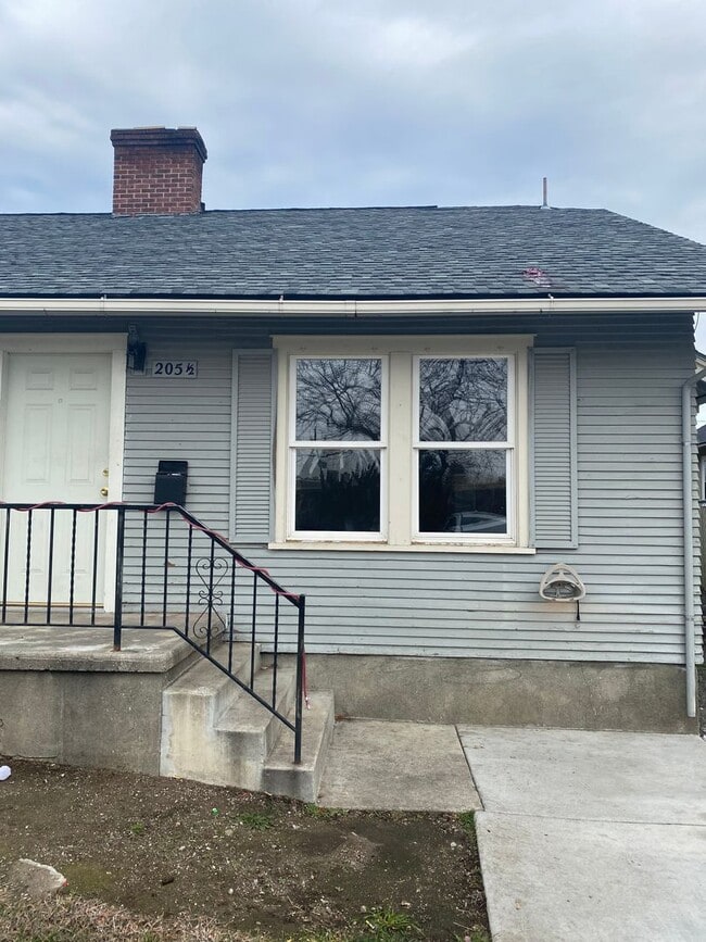 Building Photo - L205