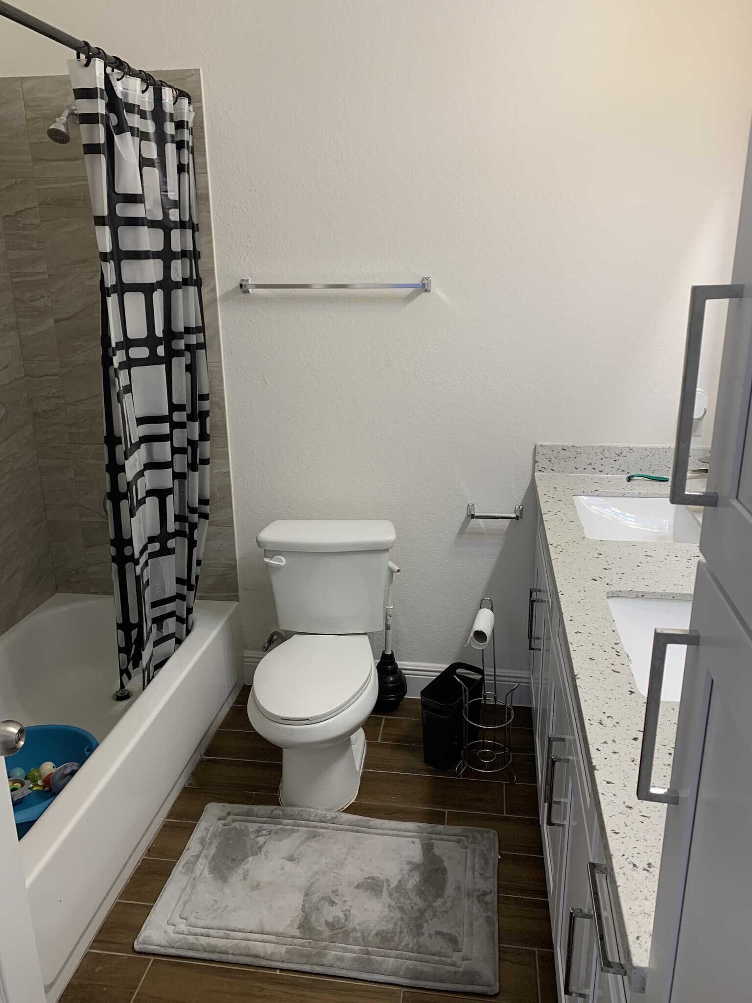 Building Photo - 5622 Ridgeway Dr