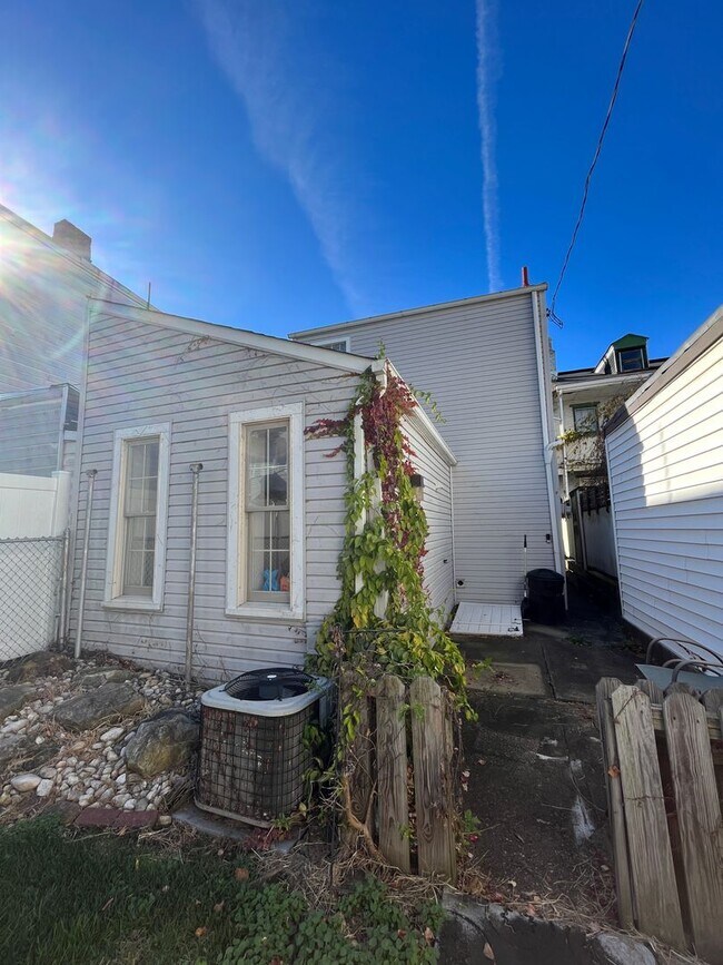 Building Photo - 138 S 24th St