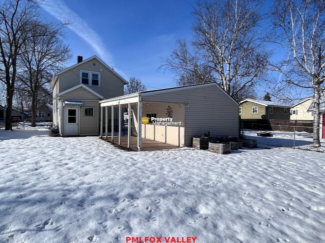Building Photo - NICE house with wood floors
