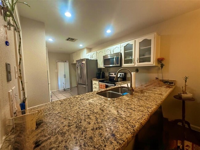 Building Photo - 7211 Lakewood Dr