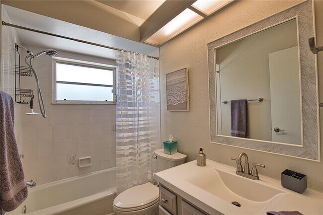 Building Photo - 556 Baffin Dr
