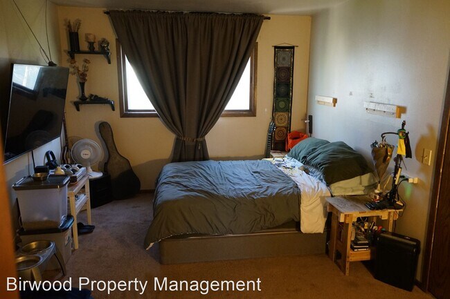 Building Photo - 5322 Milwaukee St