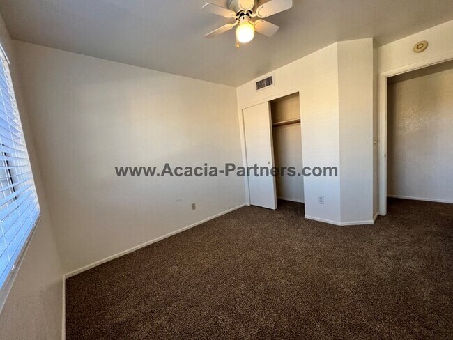 Building Photo - NW Three Bedroom/ 2 1/2 Bath Home