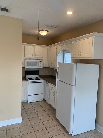 Building Photo - 285 Old Mayhew Rd