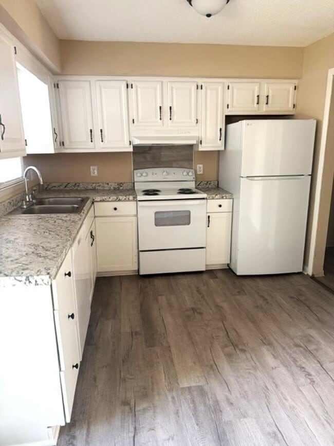 Building Photo - 800 Verdant Dr