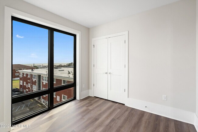 Building Photo - 215 2nd Ave