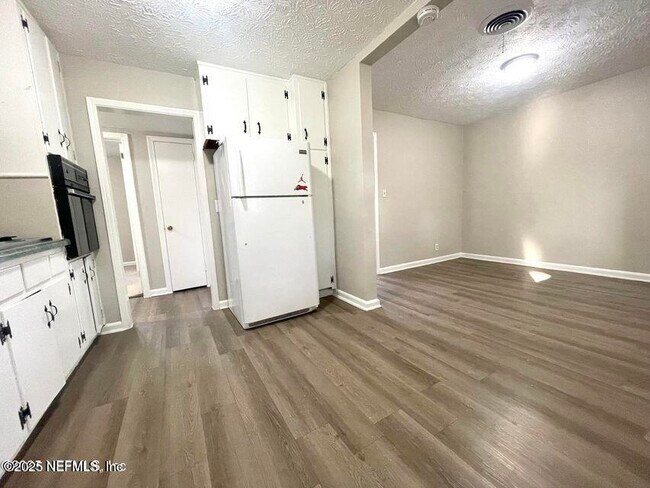 Building Photo - 6422 Solandra Dr