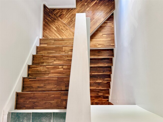 Building Photo - 608 W Drew St