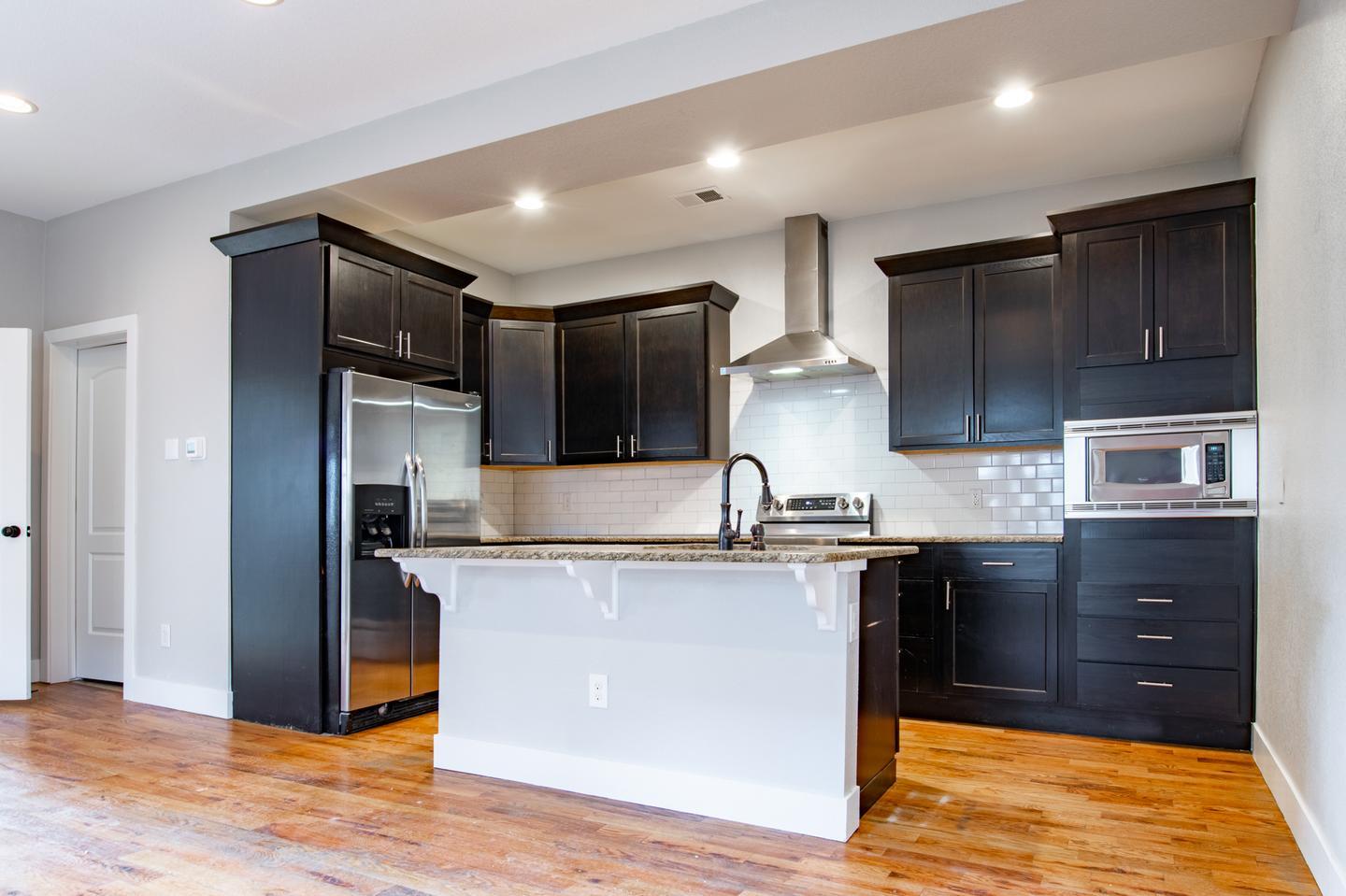 Building Photo - Polished Jefferson Park home with big front & backyards