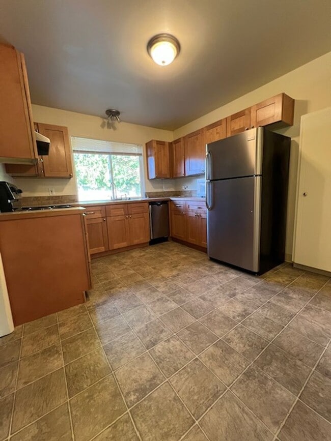 Building Photo - 4 Bedroom, 2 Bath Rambler, Large Fenced back yard, Attached Garage.