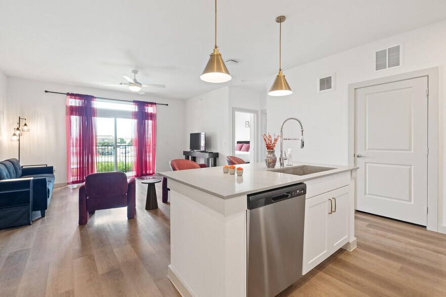 Building Photo - 1301 Leah Ave