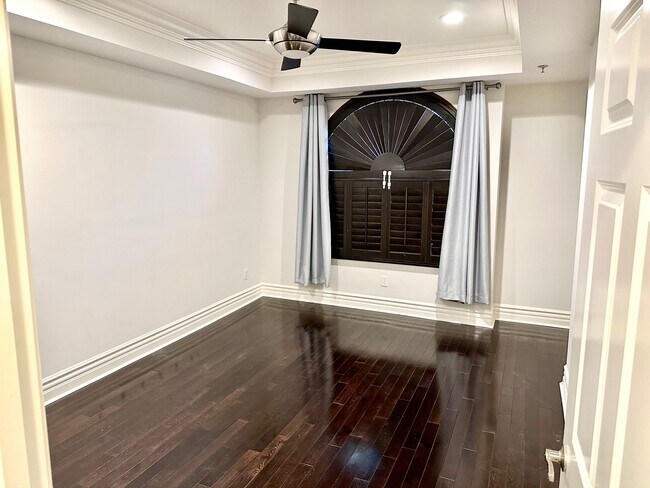 Building Photo - 850 N Croft Ave