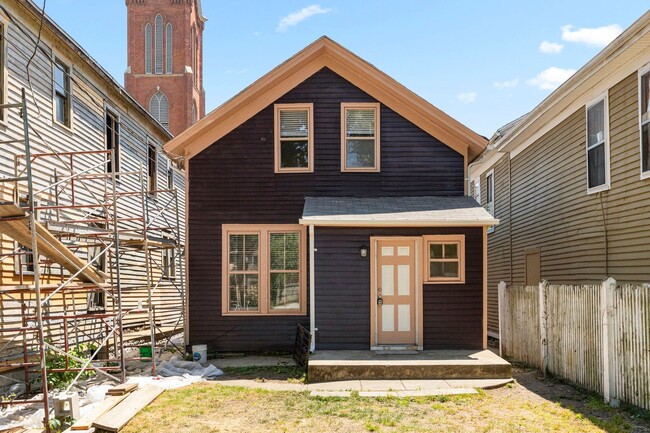 Building Photo - Newly renovated one bedroom available for a move in right away!