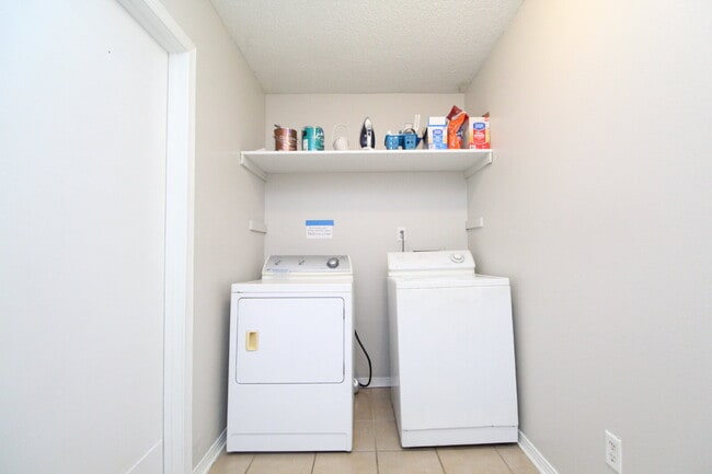 Building Photo - Updated 2BR/1.5BA End-Unit Townhome Near N...
