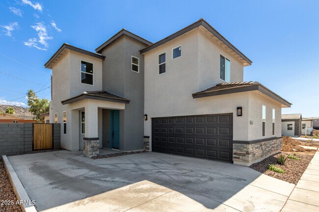 Primary Photo - 957 E Desert Ln