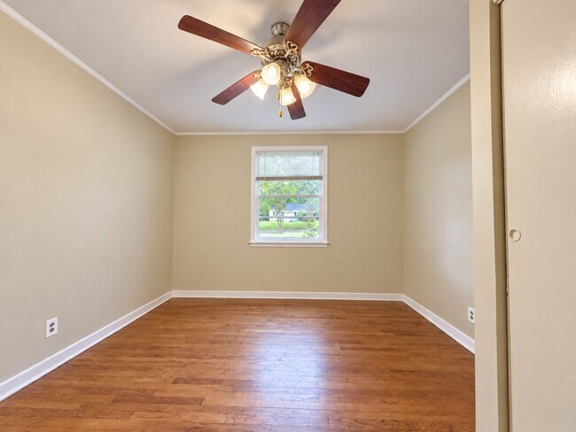 Building Photo - 4229 Hickory Dr