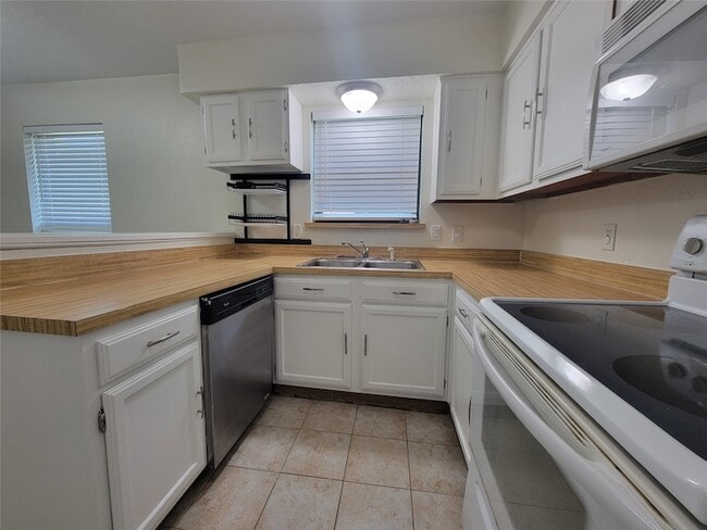 Building Photo - 2705 Riviera Dr