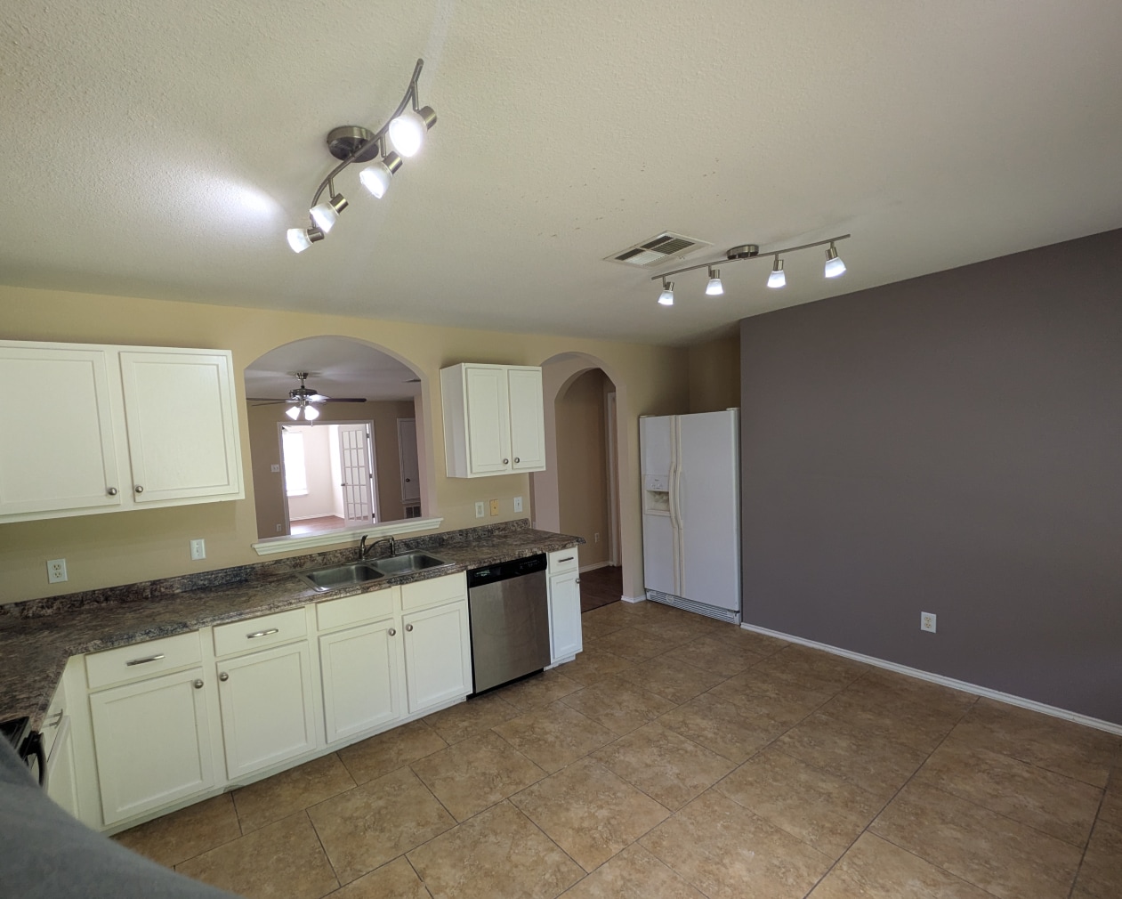 Building Photo - 133 Carolyns Way