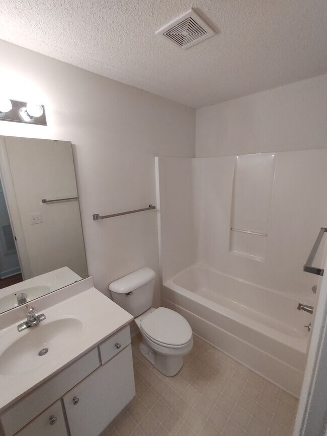 Building Photo - NEWLY RENOVATED 4 Bed/2 Bath with Communit...