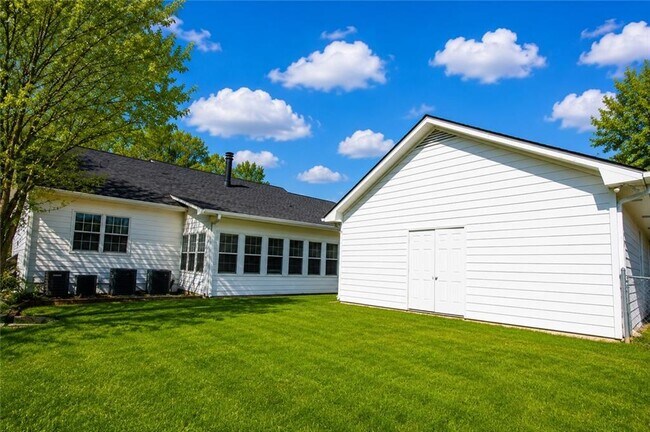 Building Photo - 818 Springlake Rd