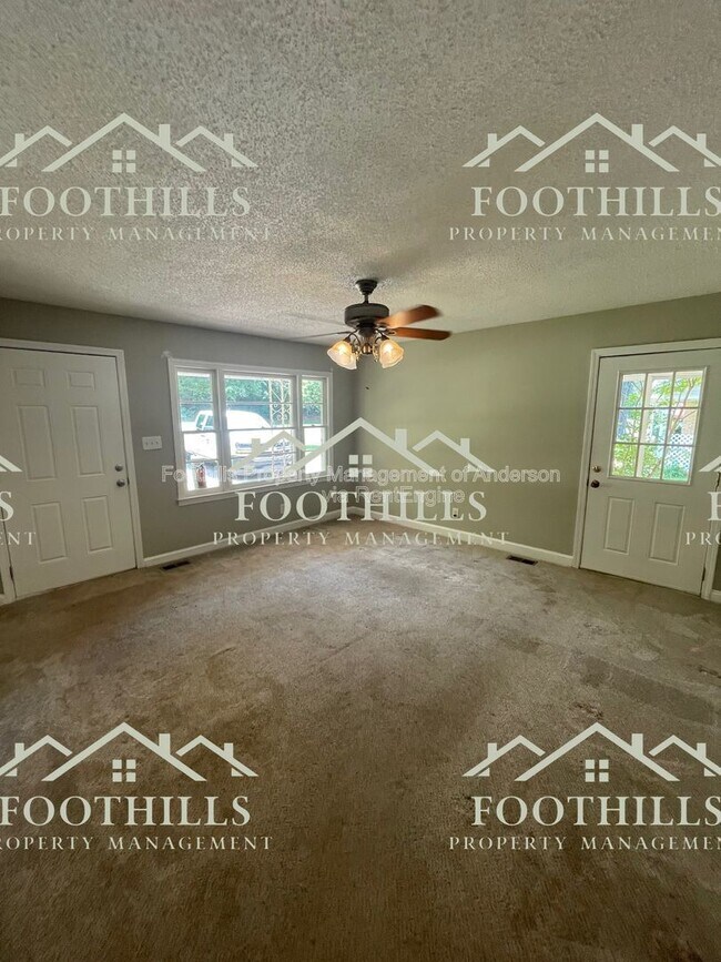 Building Photo - 411 Camellia Dr