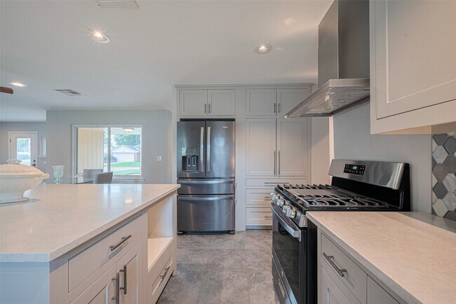 Building Photo - 5123 Saxon Dr