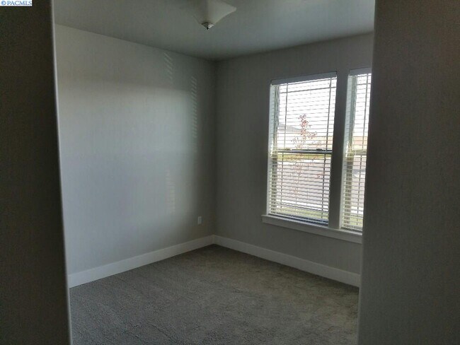 Building Photo - Newer Construction Townhouse in Horn Rapids