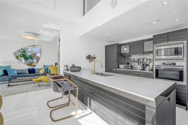 Building Photo - 200 Biscayne Blvd Way