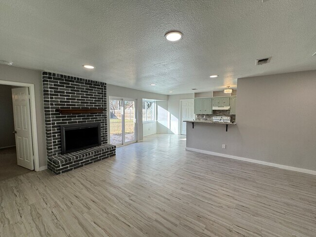 Building Photo - Spacious 3 Bdrm 2 Bath with Extra Living Space