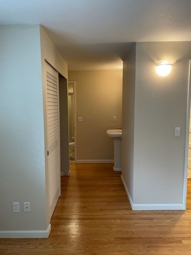 Building Photo - Great Location 2 Bedroom Condo!