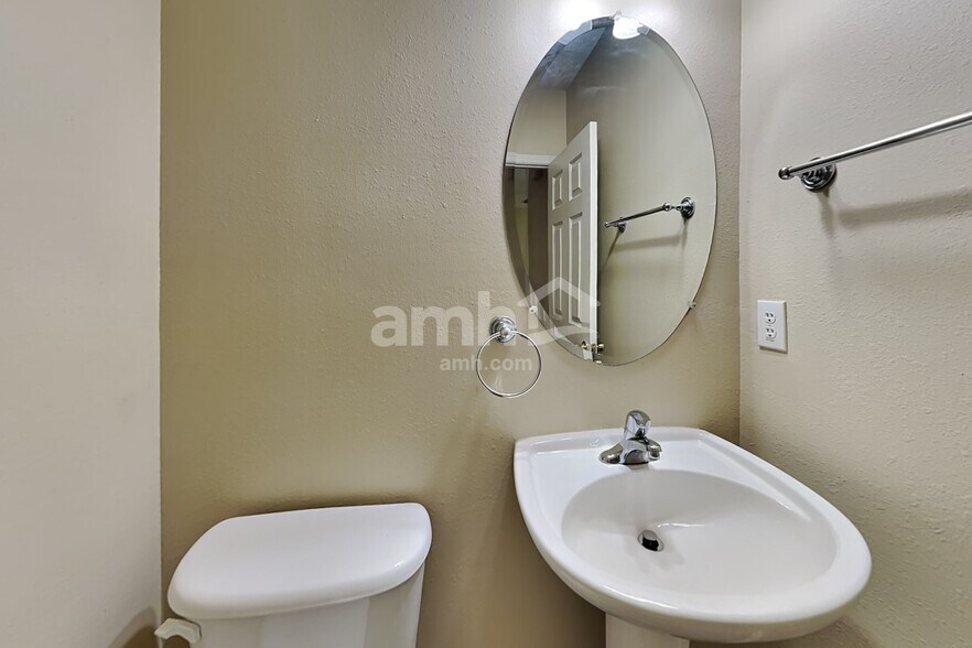 Building Photo - 1610 Thornwick Ter