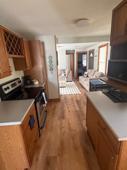 Building Photo - 160 Main St