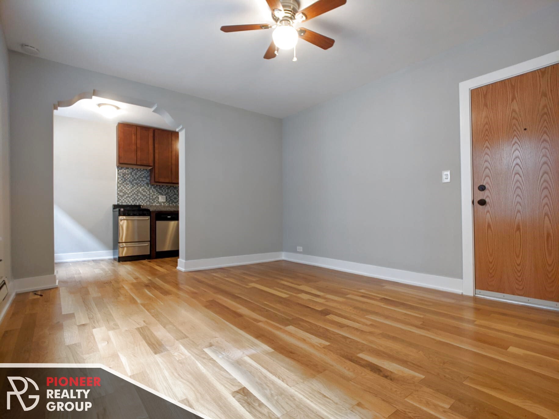 Building Photo - 429 W Roscoe St