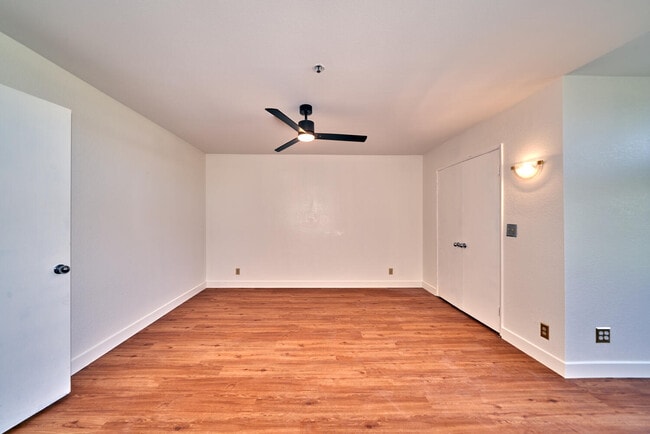 Building Photo - 414 Village Square N