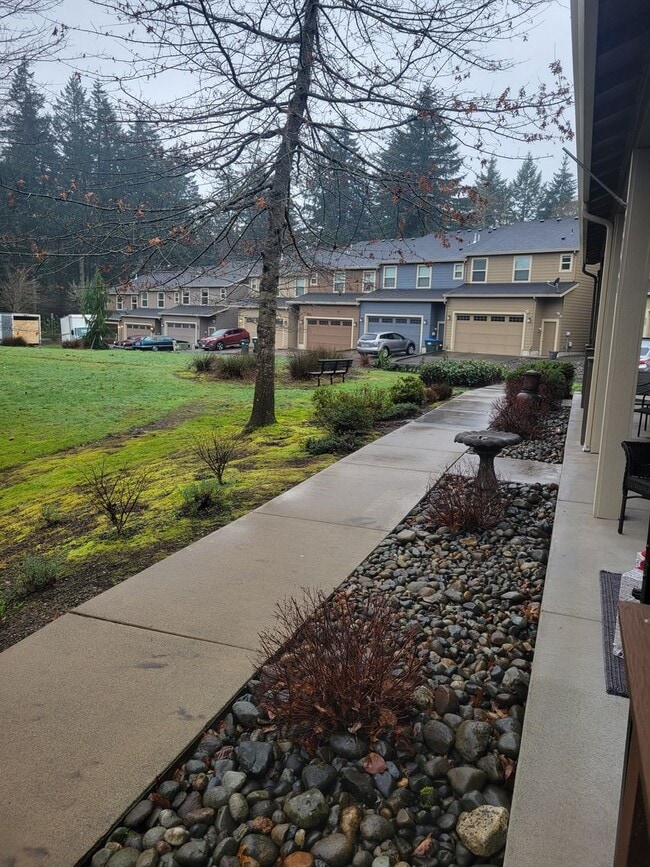 Building Photo - Beautiful Townhome in perfect location, only minutes from I-5