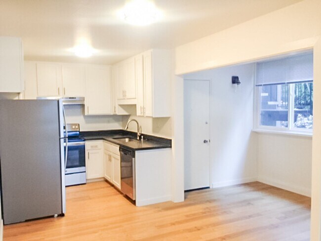 Building Photo - Stunning Remodeled 2BR/2BATHROOM Flat! Fir...