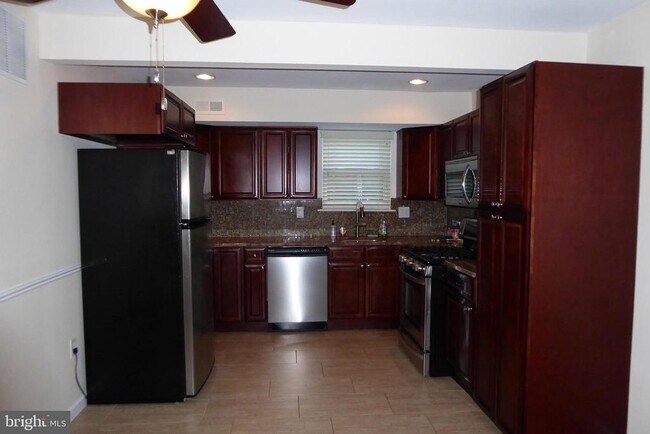 Building Photo - 3328 Johns Ct