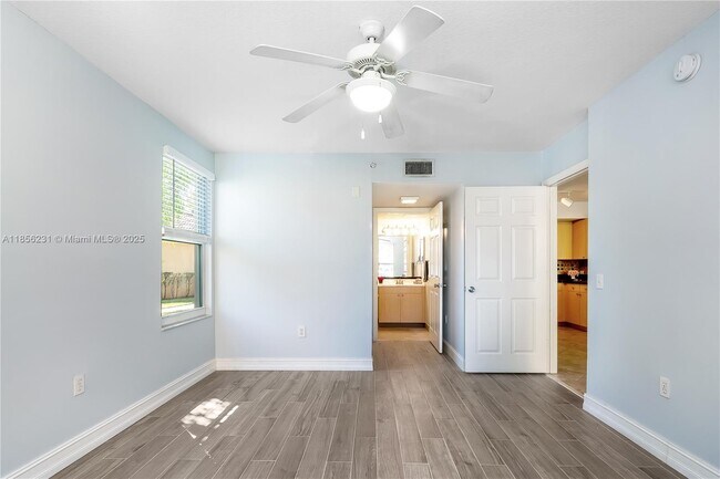 Building Photo - 1308 Villa Cir