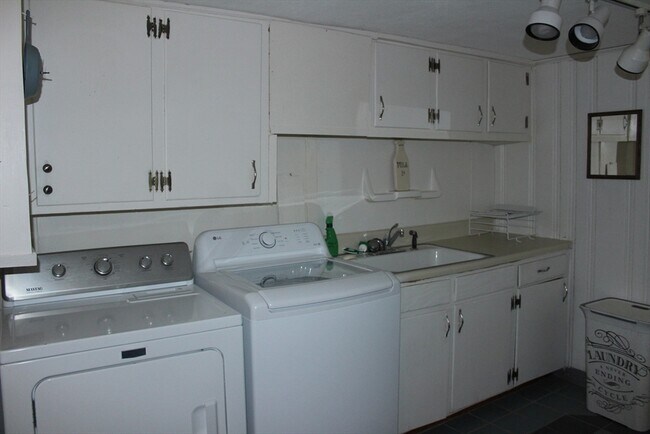 Building Photo - 28 Myrtle St