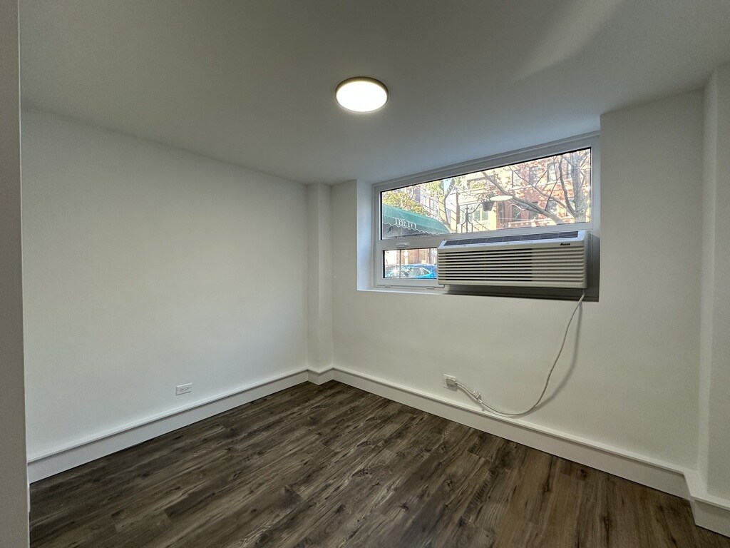 Building Photo - 941 W Carmen Ave