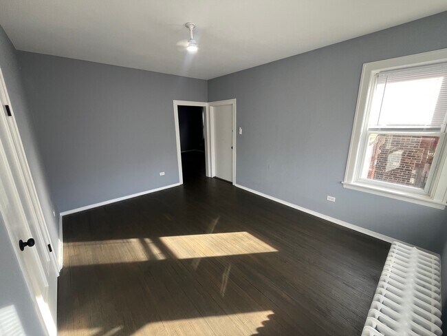 Building Photo - 5115 S California Ave